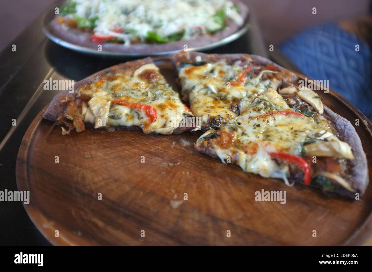 Délicieux art maison le processus de fabrication de pizza au fromage Banque D'Images