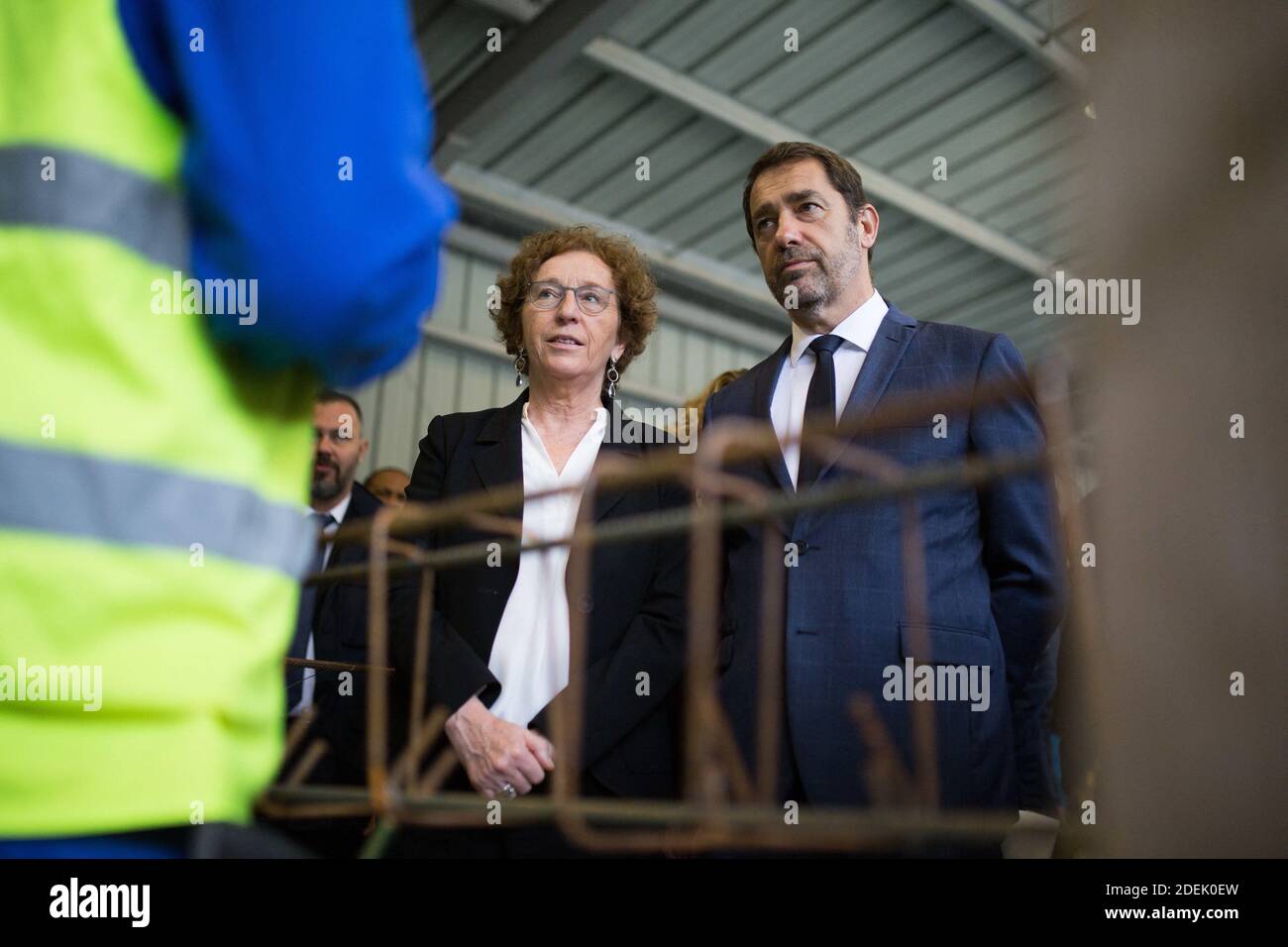 Le ministre français de l'intérieur, Christophe Castaner, et le ministre français du travail, Muriel Penicaud, parlent aux réfugiés lors de leur formation dans le secteur du bâtiment ( BTP ) et visitent le centre national de formation professionnelle des adultes ( Agence nationale pour la formation professionnelle des adultes AFPA ) Pendant la journée internationale des réfugiés à RIS-Orangis près de Paris. Juin 20 2019. Photo de Raphael Lafargue/ABACAPRESS.COM Banque D'Images