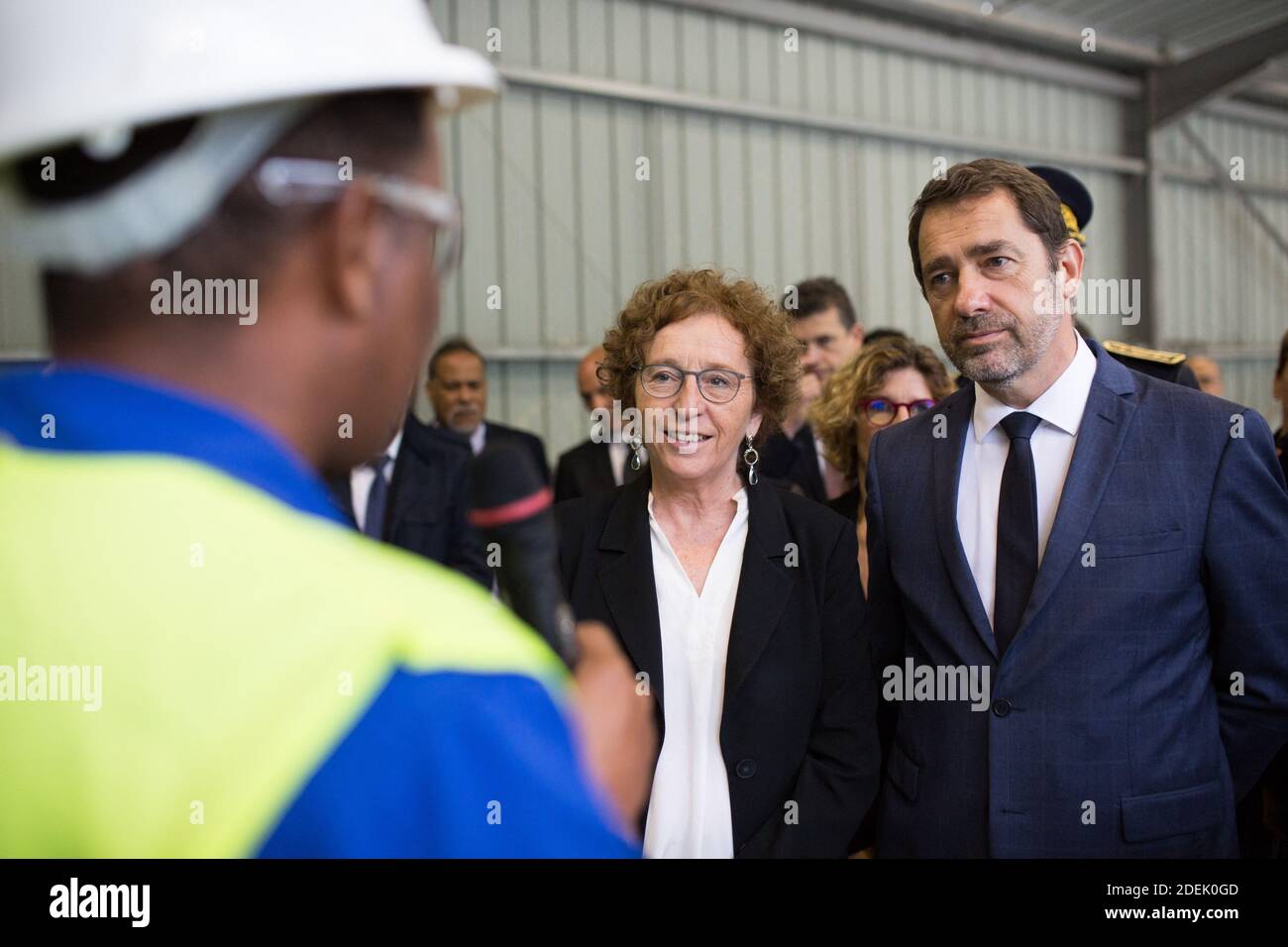 Le ministre français de l'intérieur, Christophe Castaner, et le ministre français du travail, Muriel Penicaud, parlent aux réfugiés lors de leur formation dans le secteur du bâtiment ( BTP ) et visitent le centre national de formation professionnelle des adultes ( Agence nationale pour la formation professionnelle des adultes AFPA ) Pendant la journée internationale des réfugiés à RIS-Orangis près de Paris. Juin 20 2019. Photo de Raphael Lafargue/ABACAPRESS.COM Banque D'Images