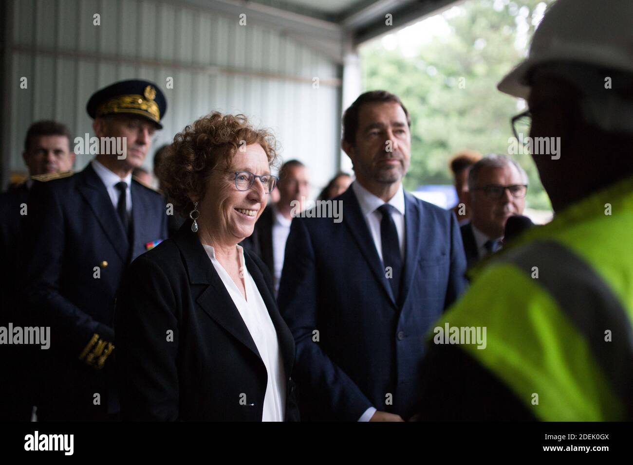 Le ministre français de l'intérieur, Christophe Castaner, et le ministre français du travail, Muriel Penicaud, parlent aux réfugiés lors de leur formation dans le secteur du bâtiment ( BTP ) et visitent le centre national de formation professionnelle des adultes ( Agence nationale pour la formation professionnelle des adultes AFPA ) Pendant la journée internationale des réfugiés à RIS-Orangis près de Paris. Juin 20 2019. Photo de Raphael Lafargue/ABACAPRESS.COM Banque D'Images