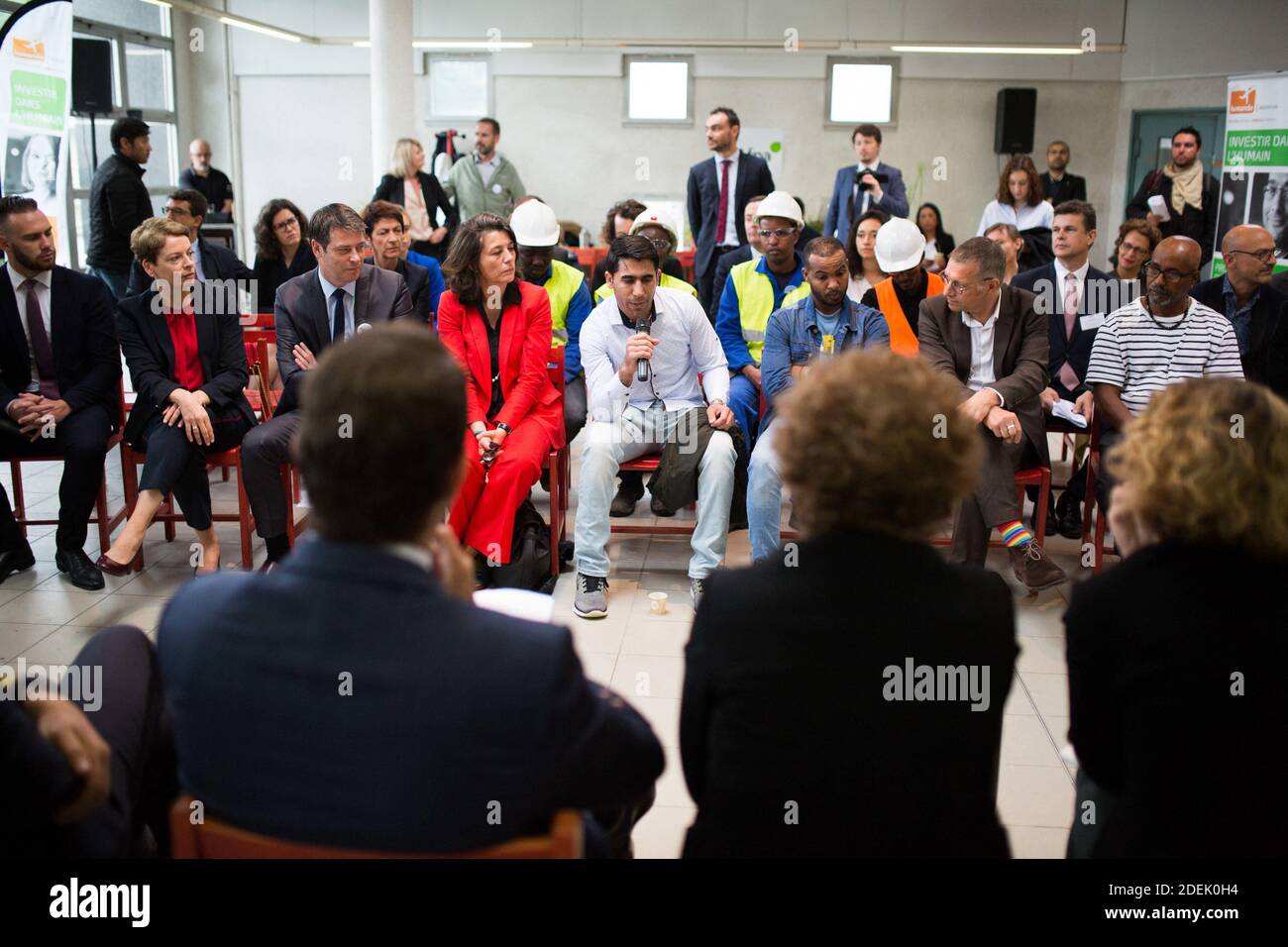 Table ronde, un réfugié explique comment il travaille et apprend le programme de l'espoir. Le ministre français de l'intérieur, Christophe Castaner, et le ministre français du travail, Muriel Penicaud, parlent aux réfugiés lors de leur formation dans le secteur du bâtiment ( BTP ) et visitent le centre national de formation professionnelle des adultes ( Agence nationale pour la formation professionnelle des adultes AFPA ) Pendant la journée internationale des réfugiés à RIS-Orangis près de Paris. Juin 20 2019. Photo de Raphael Lafargue/ABACAPRESS.COM Banque D'Images