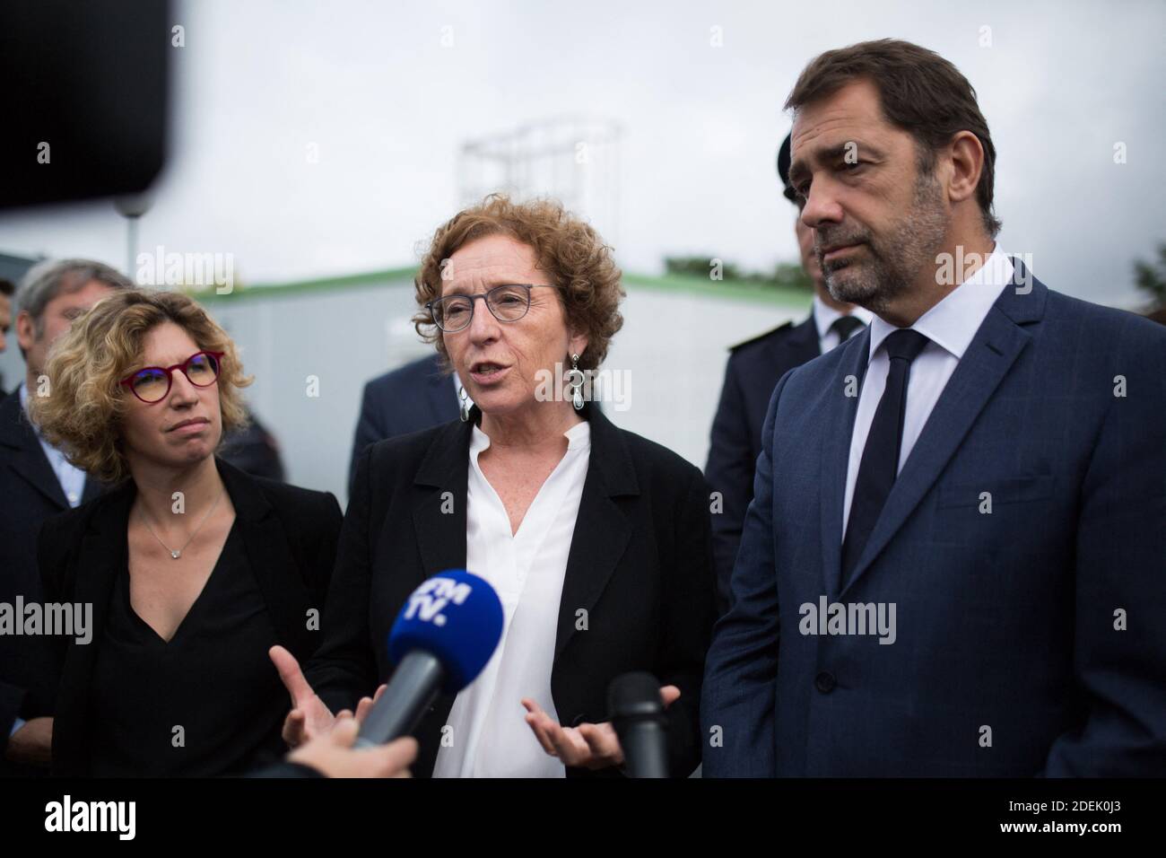 Le ministre français de l'intérieur, Christophe Castaner, et le ministre français du travail, Muriel Penicaud, parlent à la presse à côté d'un chantier de construction après avoir visité les réfugiés au cours de leur formation dans le secteur du bâtiment ( BTP ) et visité le centre national de formation professionnelle des adultes ( Agence nationale pour la formation professionnelle des adultes AFPA ) pendant la journée internationale des réfugiés à RIS-Orangis, près de Paris. Juin 20 2019. Photo de Raphael Lafargue/ABACAPRESS.COM Banque D'Images