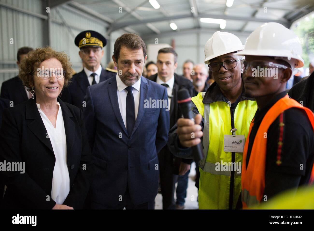 Le ministre français de l'intérieur, Christophe Castaner, et le ministre français du travail, Muriel Penicaud, parlent aux réfugiés lors de leur formation dans le secteur du bâtiment ( BTP ) et visitent le centre national de formation professionnelle des adultes ( Agence nationale pour la formation professionnelle des adultes AFPA ) Pendant la journée internationale des réfugiés à RIS-Orangis près de Paris. Juin 20 2019. Photo de Raphael Lafargue/ABACAPRESS.COM Banque D'Images