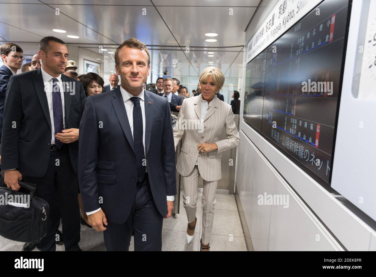 Le président français Emmanuel Macron et sa femme Brigitte Macron marchent à la gare de Tokyo, au Japon, le 27 juin 2019. Photo de Jacques Witt/pool/ABACAPRESS.COM Banque D'Images