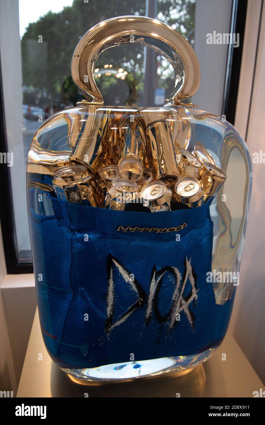 Des œuvres de la collection 'vide ton sac' sont exposées lors de  l'inauguration de l'exposition Fred Allard X LVUTETIA à l'hôtel Lutetia à  Paris, en France, le 27 juin 2019. Photo d'Aurore