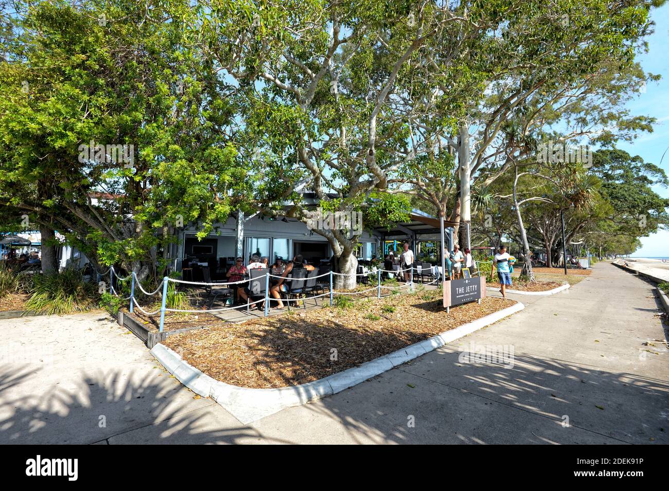 Les personnes qui apprécient un repas en plein air au restaurant Jetty sur le front de mer de parade, Bongaree, Bribie Island, Sunshine Coast, Queensland, Queensland, Queensland, Australie Banque D'Images