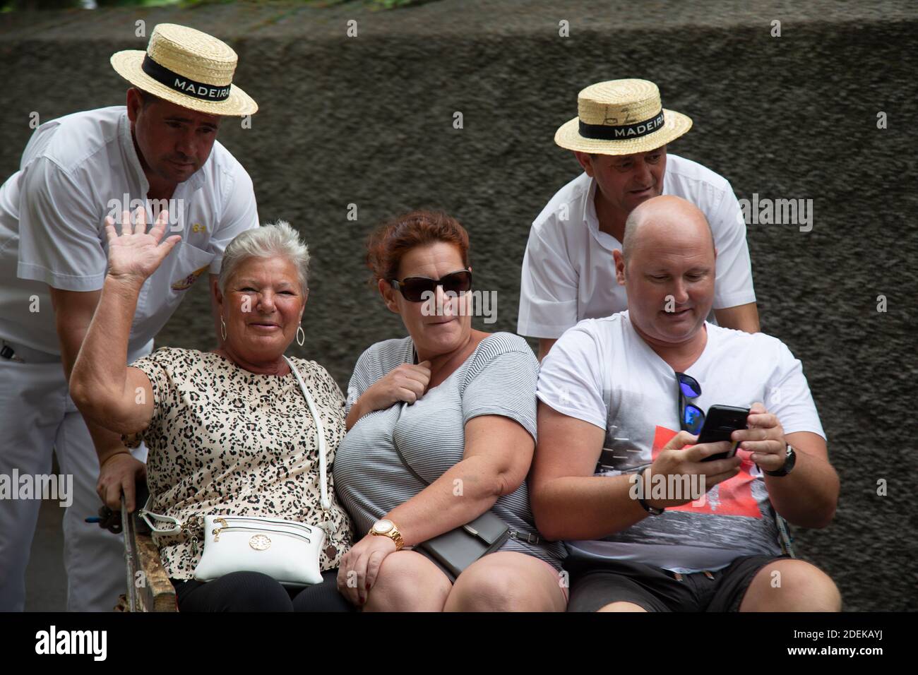 Les touristes font le toboggan à Funchal, Madère avec les Carreiros do Monte Banque D'Images