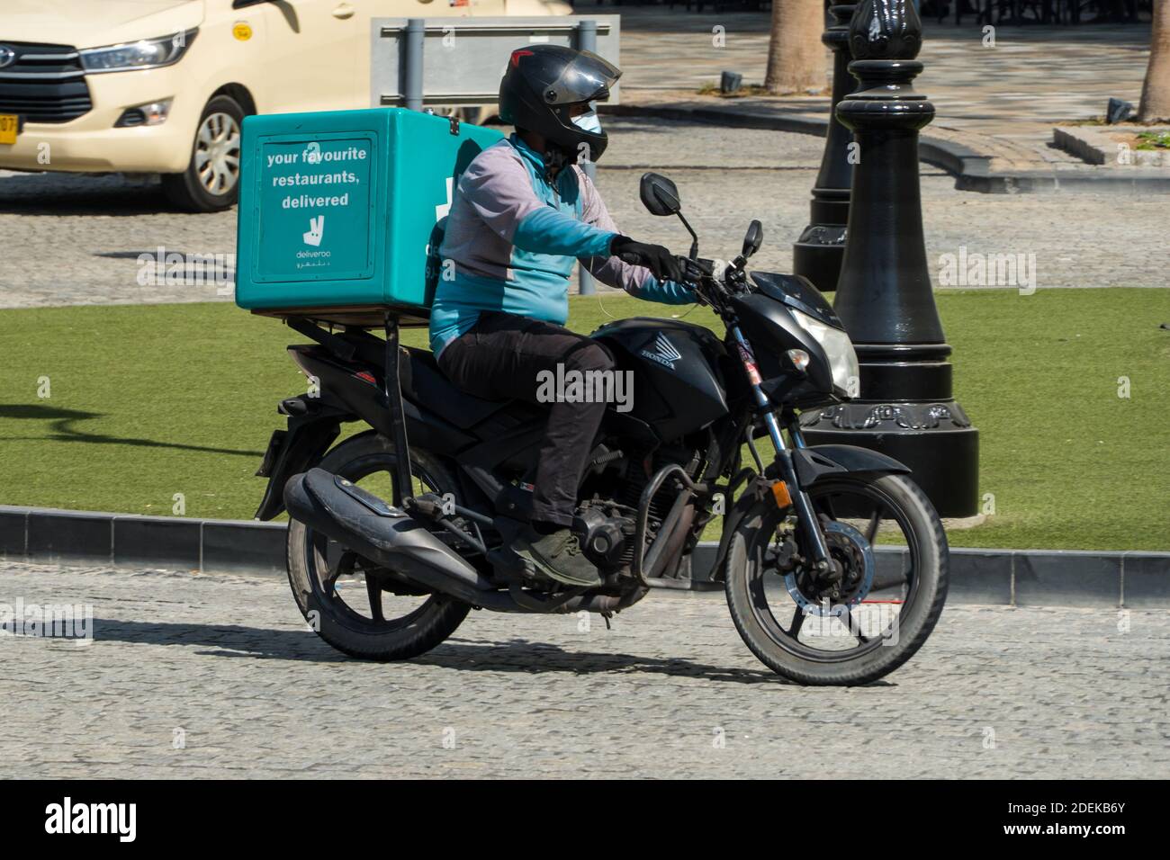 'Dubai, Dubai/Emirats Arabes Unis - 10/29/2020: Deliveroo moto de livraison bleue écologique dans la région de Dubai Marina Jumeriah' Banque D'Images