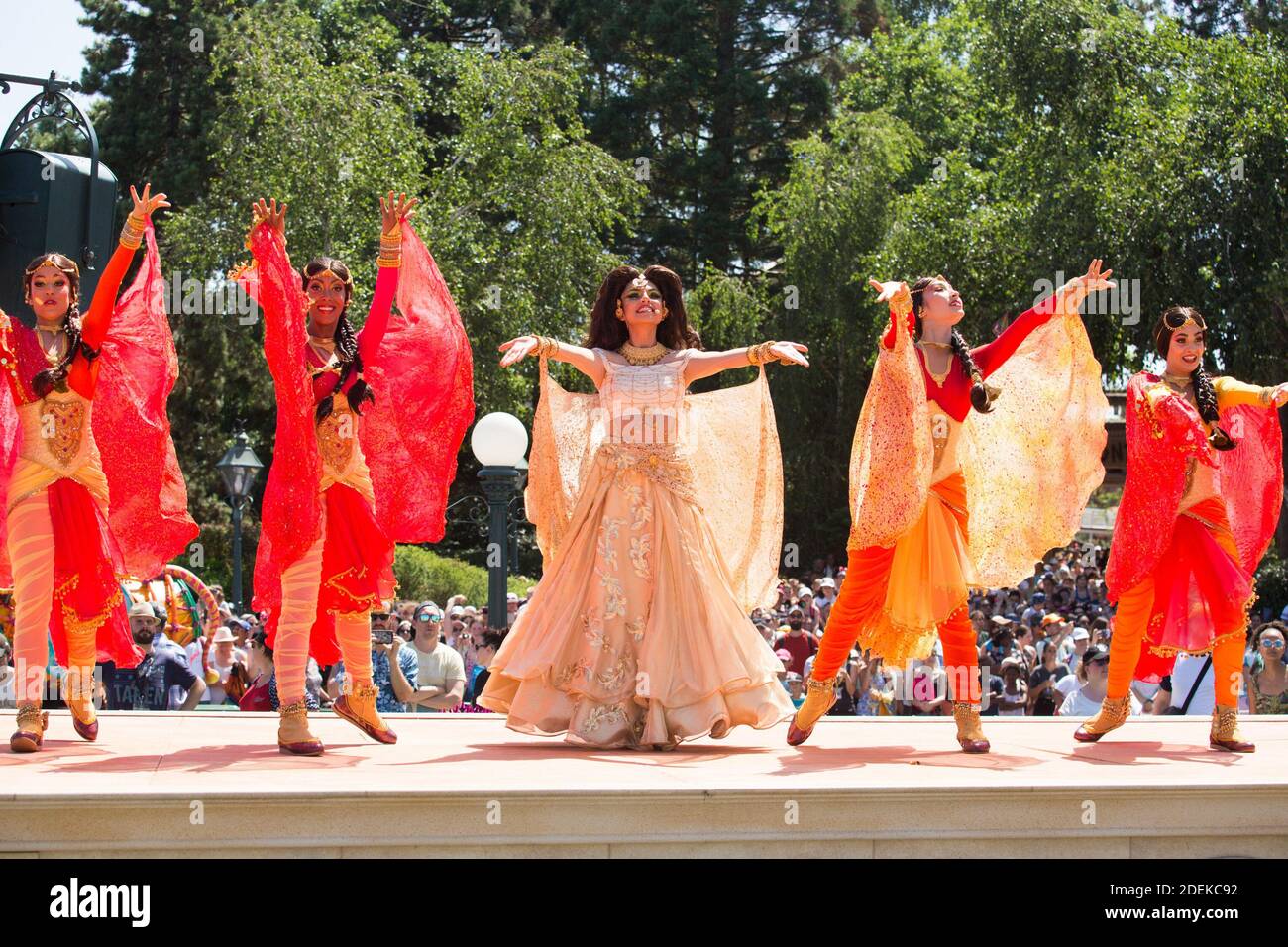 Défilent le rythme de la jungle lors du Festival du Roi Lion à Disneyland Paris le 29 juin 2019 à Paris, France. Photo de Nasser Berzane/ABACAPRESS.COM Banque D'Images