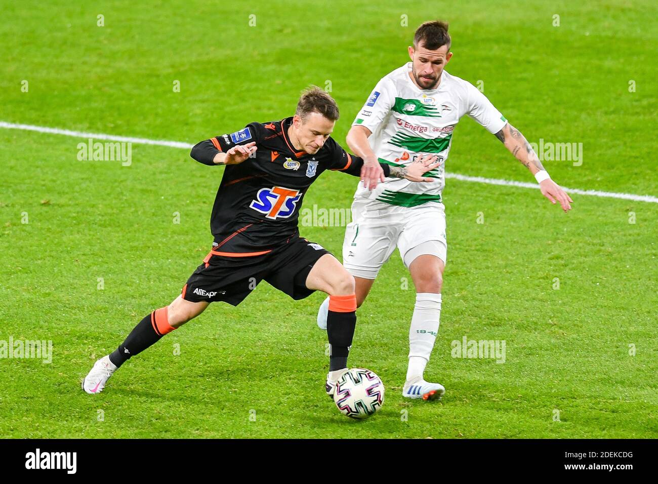 Gdansk, Pologne. 30 novembre 2020. Jan Sykora de Lech (L) et Rafal Pietrzak de Lechia (R) sont vus en action pendant le match polonais Ekstraklasa entre Lechia Gdansk et Lech Poznan.(score final; Lechia Gdansk 0:1 Lech Poznan) Credit: SOPA Images Limited/Alay Live News Banque D'Images