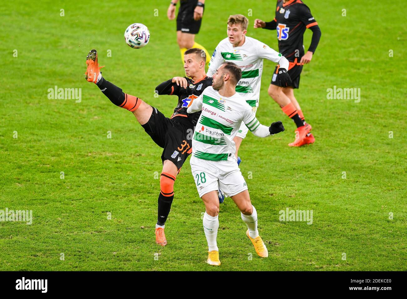 Gdansk, Pologne. 30 novembre 2020. Lubomir Satka de Lech (L) et Flavio Paixao de Lechia (R) sont vus en action pendant le match polonais Ekstraklasa entre Lechia Gdansk et Lech Poznan.(score final; Lechia Gdansk 0:1 Lech Poznan) Credit: SOPA Images Limited/Alay Live News Banque D'Images