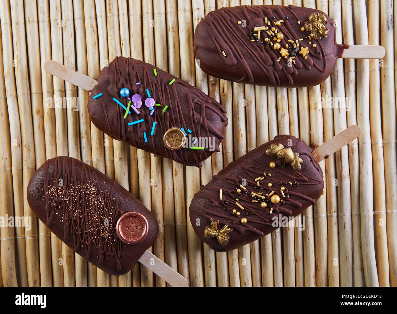 Fait Sortir Le Gateau Sous Forme De Glace Au Chocolat Avec Decoration Photo Stock Alamy Fait Sortir Le Gateau Sous Forme De Glace Au Chocolat Avec Decoration Photo Stock Alamy