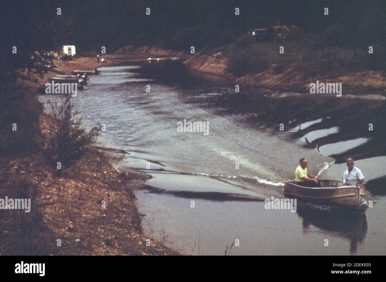 Photos des années 1970 (1973) - deux pêcheurs se sont établis à partir d'un mouillage de fond à Gravois Mills, sur le bras nord du lac des Ozarks. Le lac, l'un des plus grands lacs artificiels d'amérique, a été créé par le barrage de Bagnell. Il est le centre d'une station de vacances très populaire (région du lac Ozarks Missouri) Banque D'Images