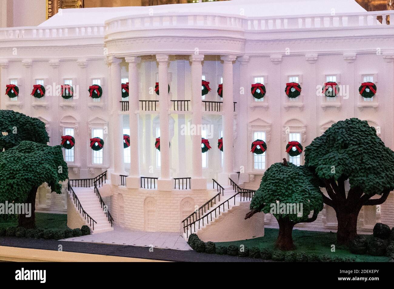 Washington, États-Unis. 30 novembre 2020. Gingerbread House dans la salle à manger de l'État pendant la Maison Blanche décor de vacances presse Aperçu. Crédit : SOPA Images Limited/Alamy Live News Banque D'Images