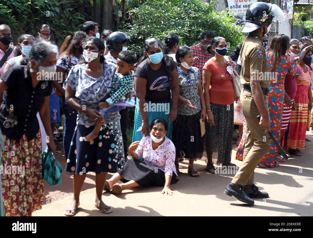 Pékin, Chine. 30 novembre 2020. Des parents de prisonniers se réunissent à l'extérieur de la prison de Mahara, à la périphérie de Colombo, la capitale du Sri Lanka, le 30 novembre 2020. Le nombre de morts a atteint huit lundi lors d'une tentative de saut en prison depuis la prison à sécurité maximale de Mahara, alors que 45 personnes ont été blessées, a déclaré la police. Crédit: Ajith Perera/Xinhua/Alamy Live News Banque D'Images