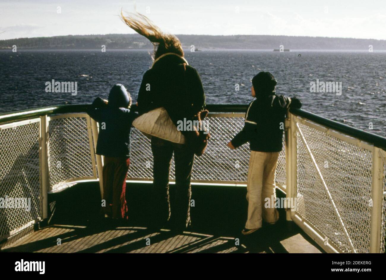 Photo des années 1970 (1973) - les passagers du traversier de l'État de Washington entre Edmonds et Kingston profitent de la vue depuis le pont avant. Banque D'Images