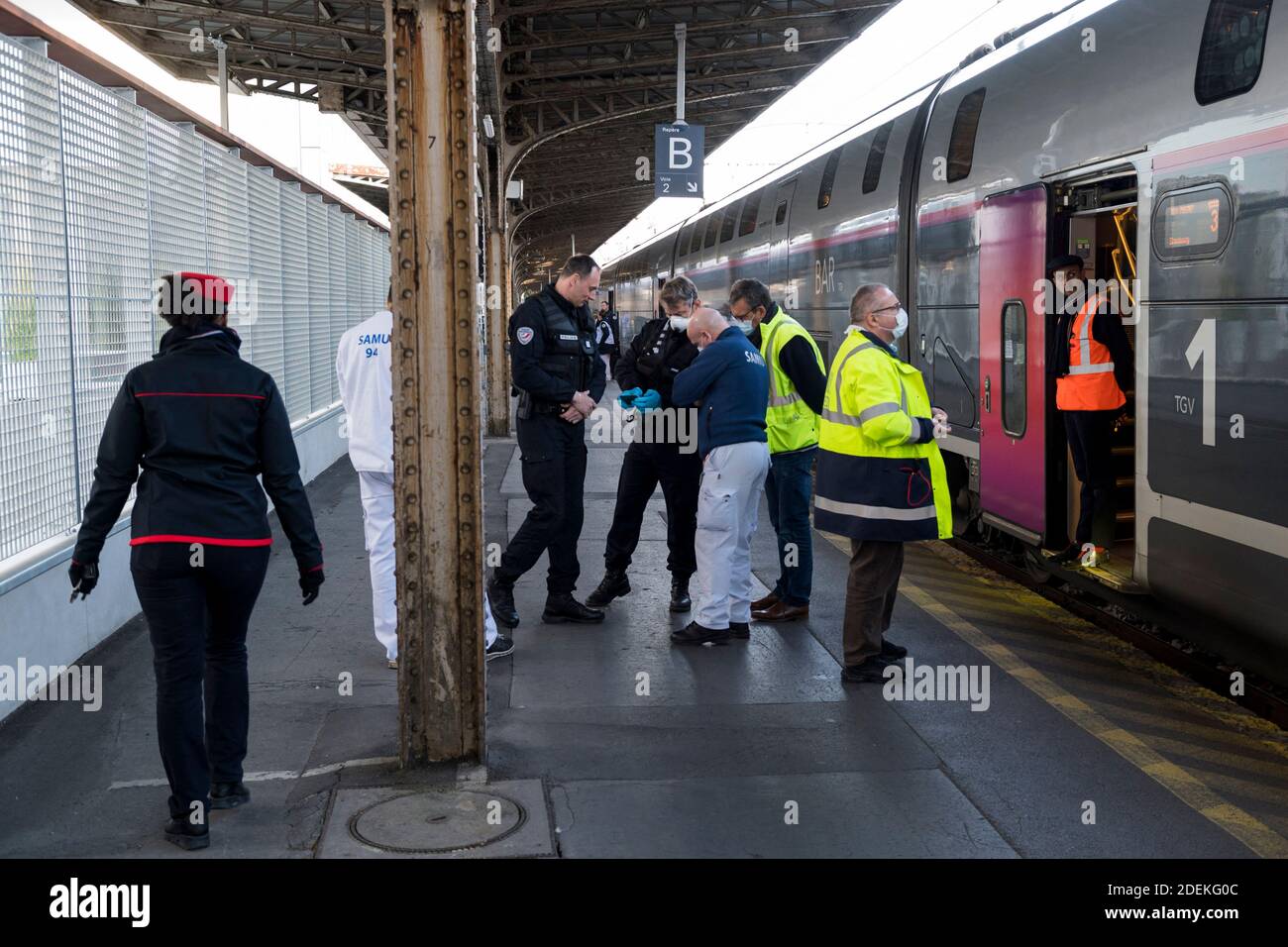 Document - les services médicaux d'urgence français, les travailleurs ferroviaires et la police se déplacent en dehors d'un TGV médical - le premier train à grande vitesse déployé pour déplacer les patients atteints du coronavirus des zones durement touchées de l'est de la France vers les régions moins touchées. Strasbourg, France, le 26 mars 2020. Photo de Jerome Groisard/Ministere de l'Interieur via ABACAPRESS.COM Banque D'Images