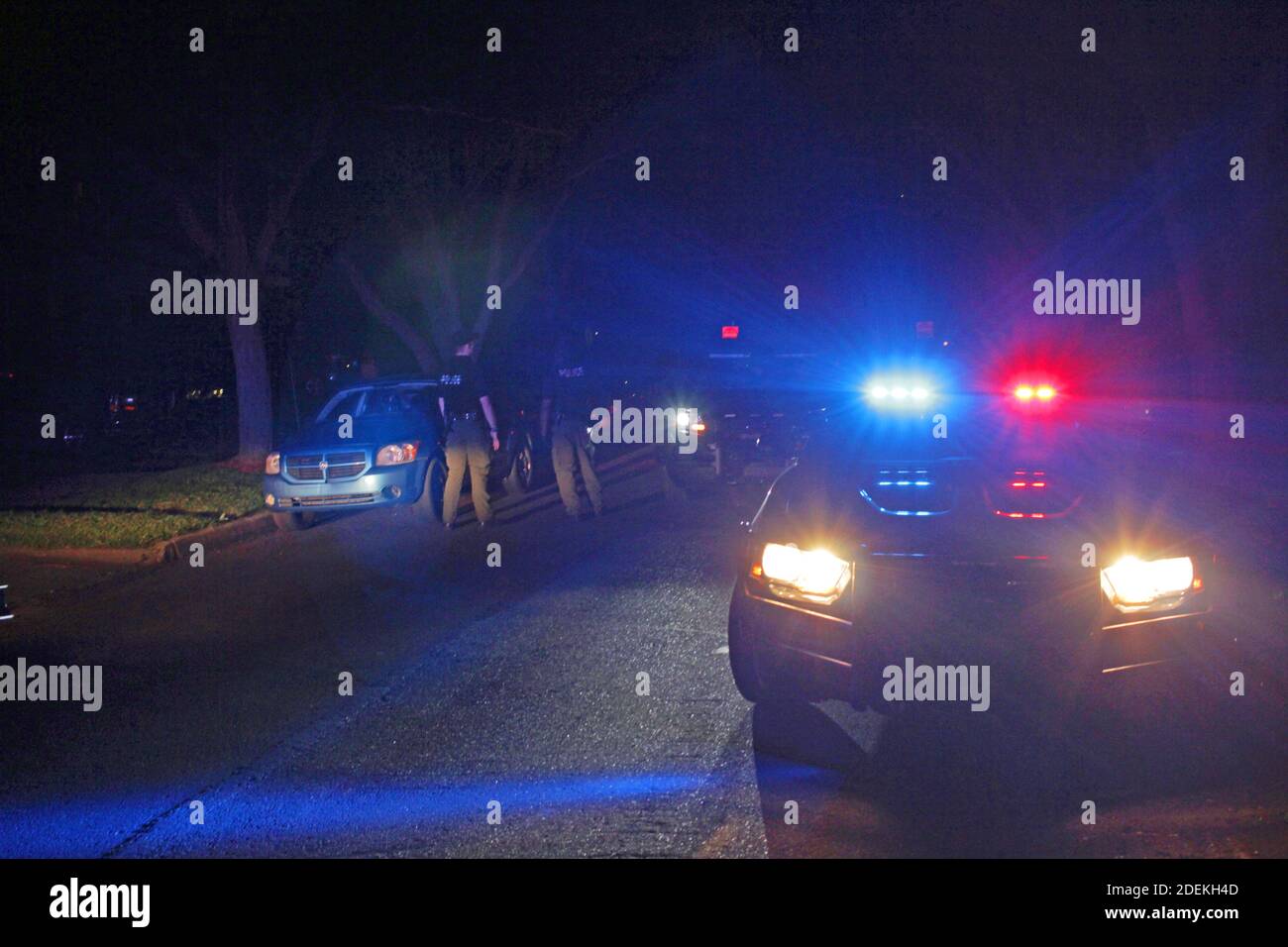 Les agents des opérations spéciales de la police de Detroit traitent d'un incident de nuit, à Detroit, au Michigan, aux États-Unis Banque D'Images