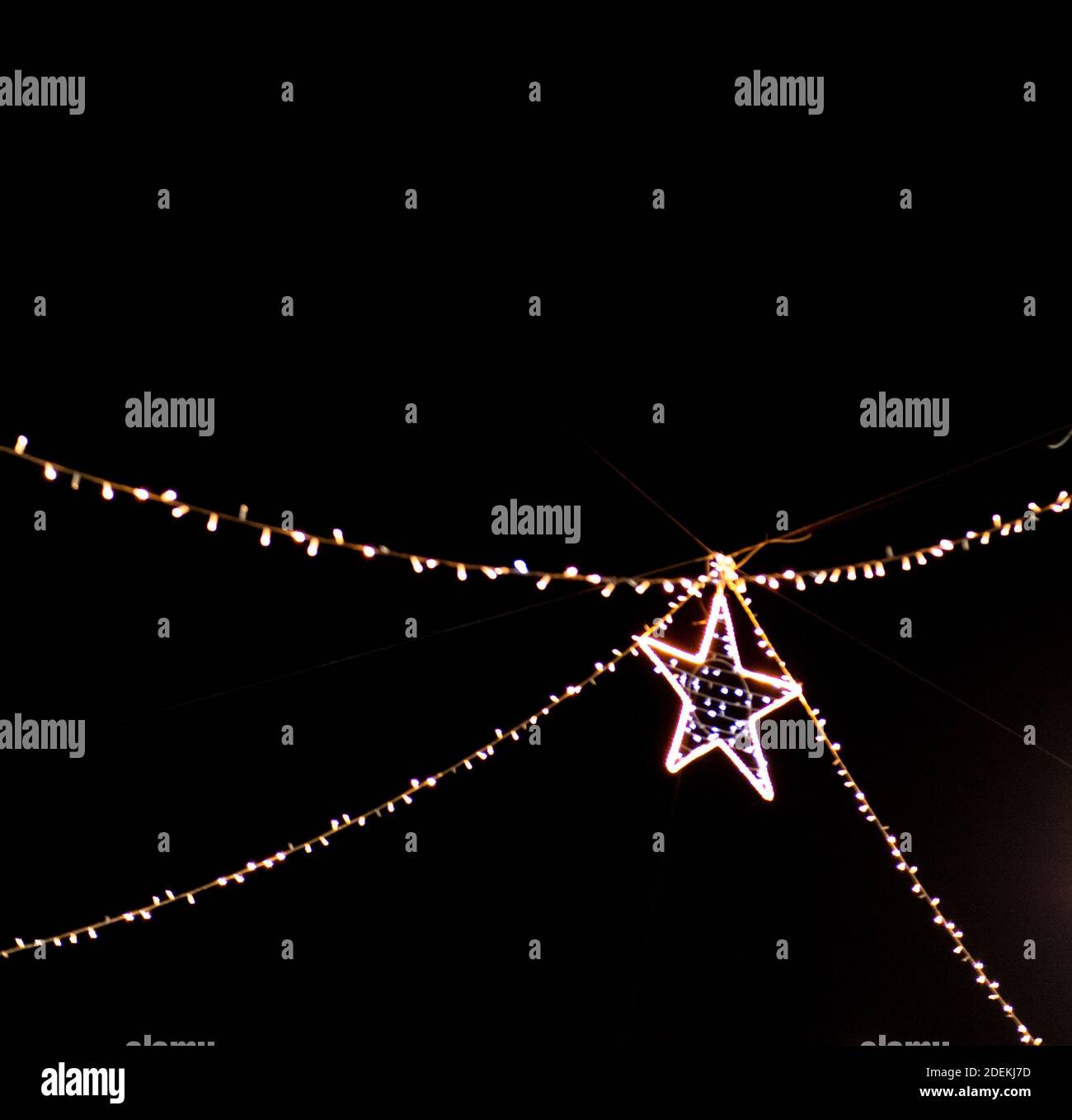 Illuminations de Noël dans les rues de la ville, joyeux noël Banque D'Images