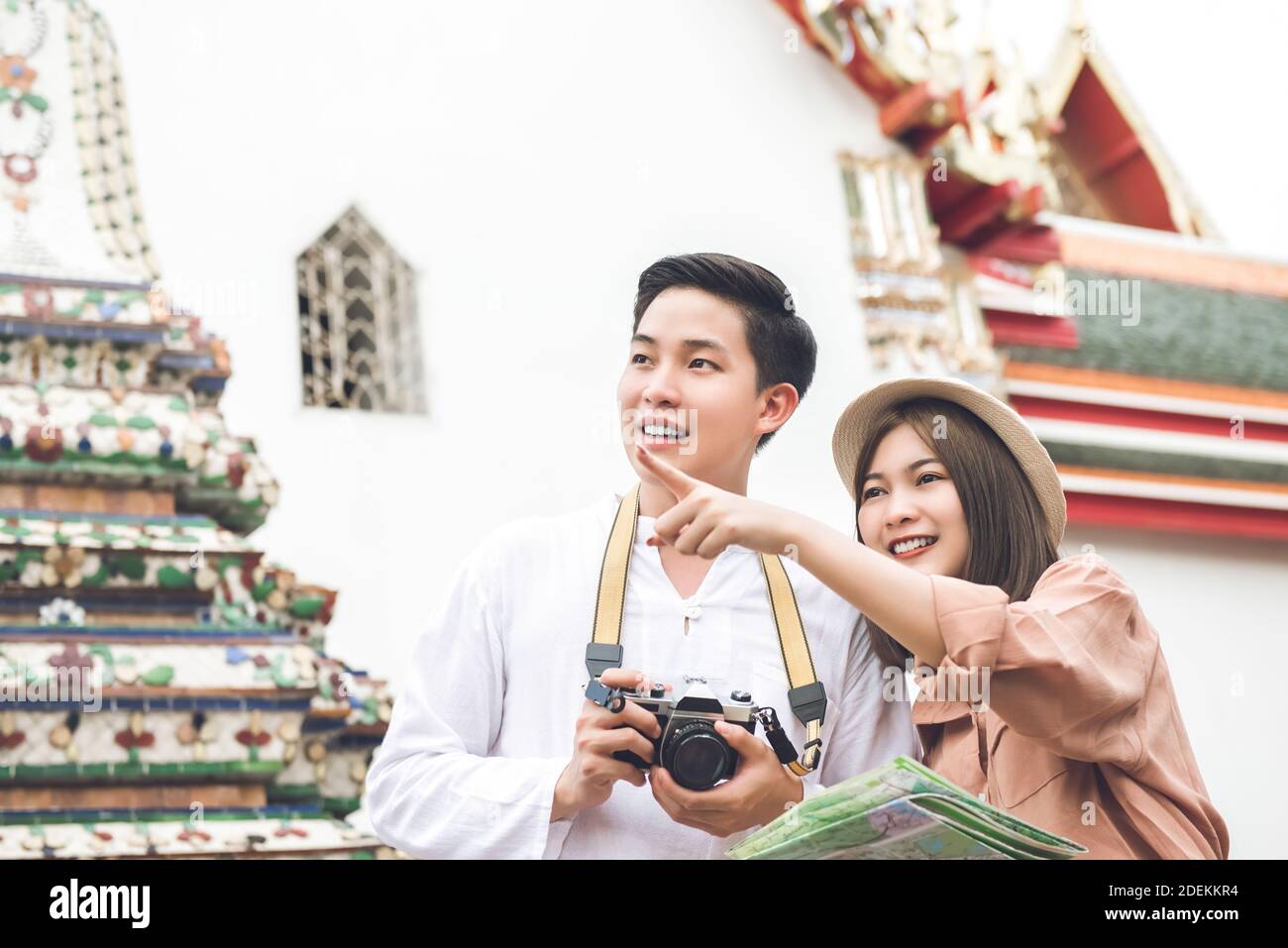 Couple asiatique touristes visitant l'ancien temple thaïlandais, Wat Phra Chetuphon (Wat Pho), à Bangkok Thaïlande pendant les vacances d'été Banque D'Images