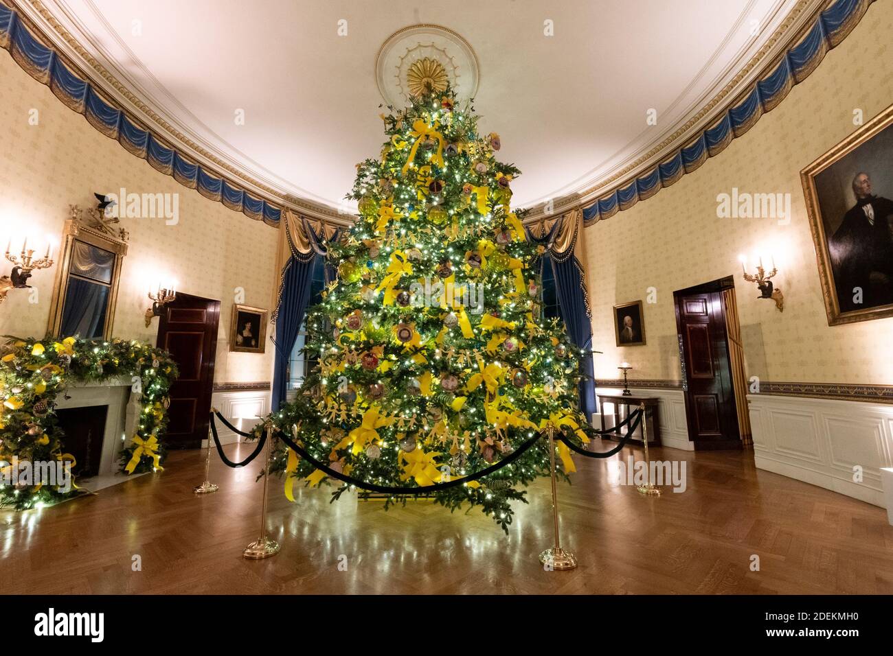 Washington, États-Unis d'Amérique. 29 novembre 2020. La salle bleue de la Maison Blanche est décorée pour la saison de Noël le dimanche 29 novembre 2020. People: FIRST LADY MELANIA TRUMP Credit: Storms Media Group/Alamy Live News Banque D'Images