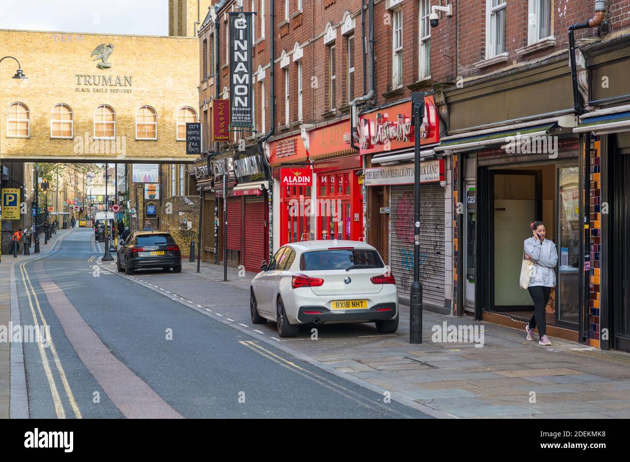 Vue le long de Brick Lane vers la brasserie Truman Black Eagle et les restaurants indiens et les maisons de curry, Spitalfields, Londres, Angleterre, Royaume-Uni Banque D'Images