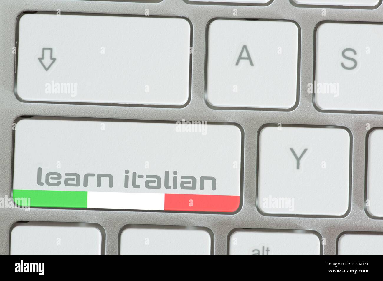 Ordinateur et clé pour apprendre l'italien Banque D'Images