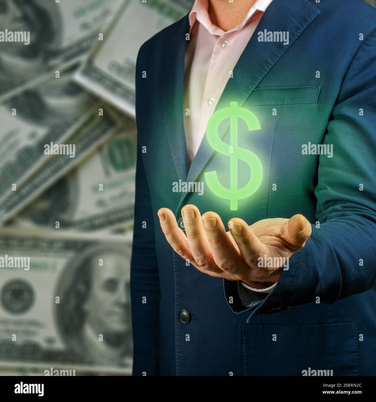 Homme d'affaires tenant le signe du dollar sur le fond des billets de US dollar. Gros plan image de l'homme d'affaires main tenant l'argent, business concept. Image carrée Banque D'Images