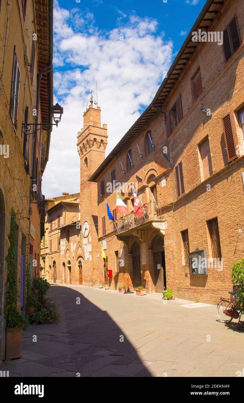 Buonconvento, Italie - 3 septembre 2020. Une grande rue dans le village médiéval historique de Buonconvento dans la province de Sienne, en Toscane Banque D'Images