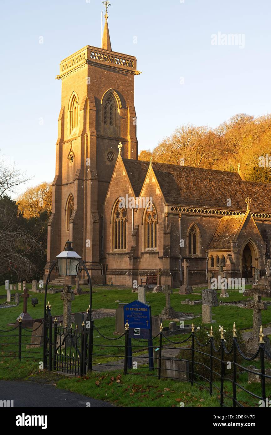 Coucher de soleil à l'église de St Etheldreda, également connue sous le nom d'église de St Audries, West Quantoxhead, Somerset, Royaume-Uni Banque D'Images