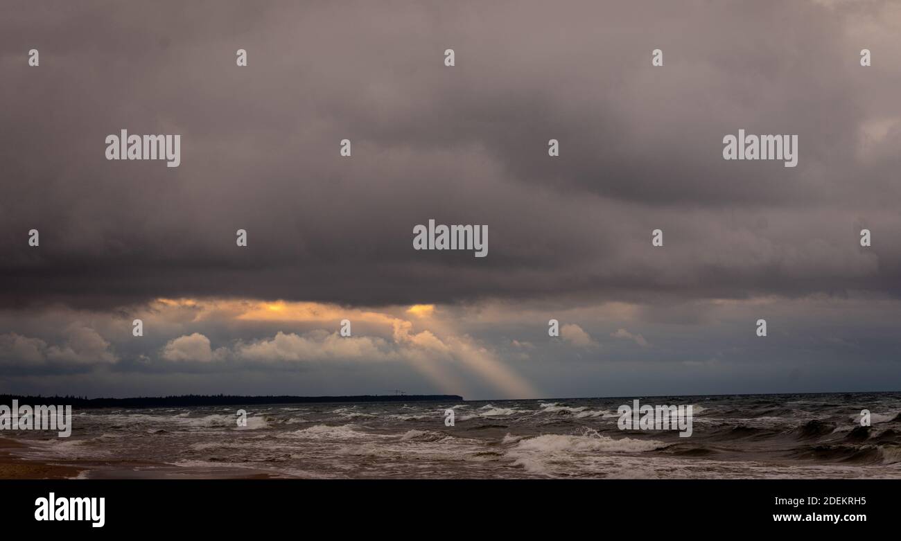 Un rayon de soleil pendant le coucher du soleil avec un massif nuages Banque D'Images