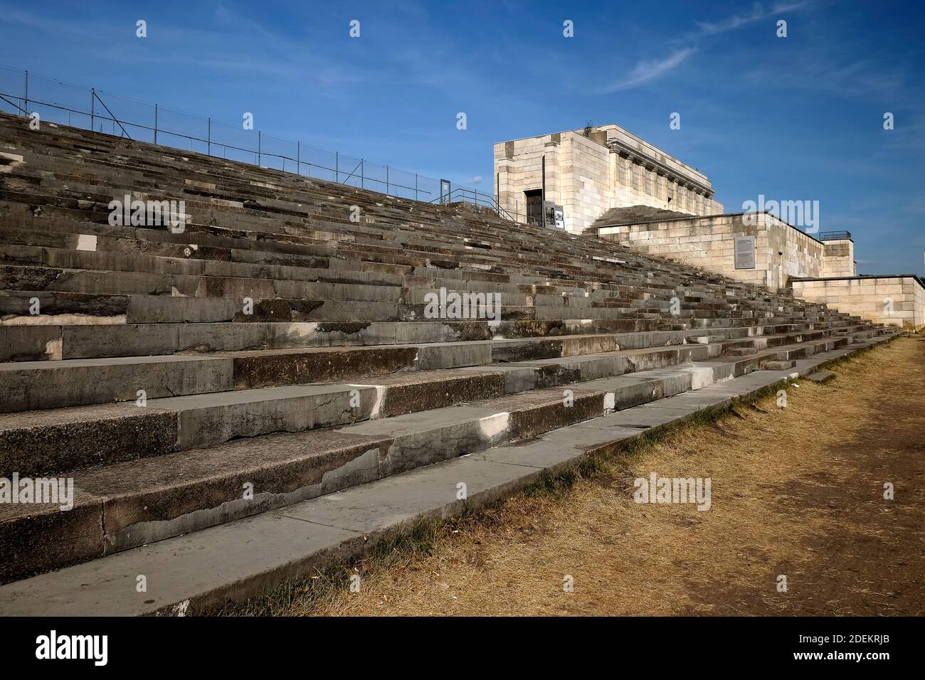 Vue de l'ancienne Tribune principale défunte à gauche de l'ancien terrain de rassemblement du Parti nazi appelé Zeppelin Field. Banque D'Images