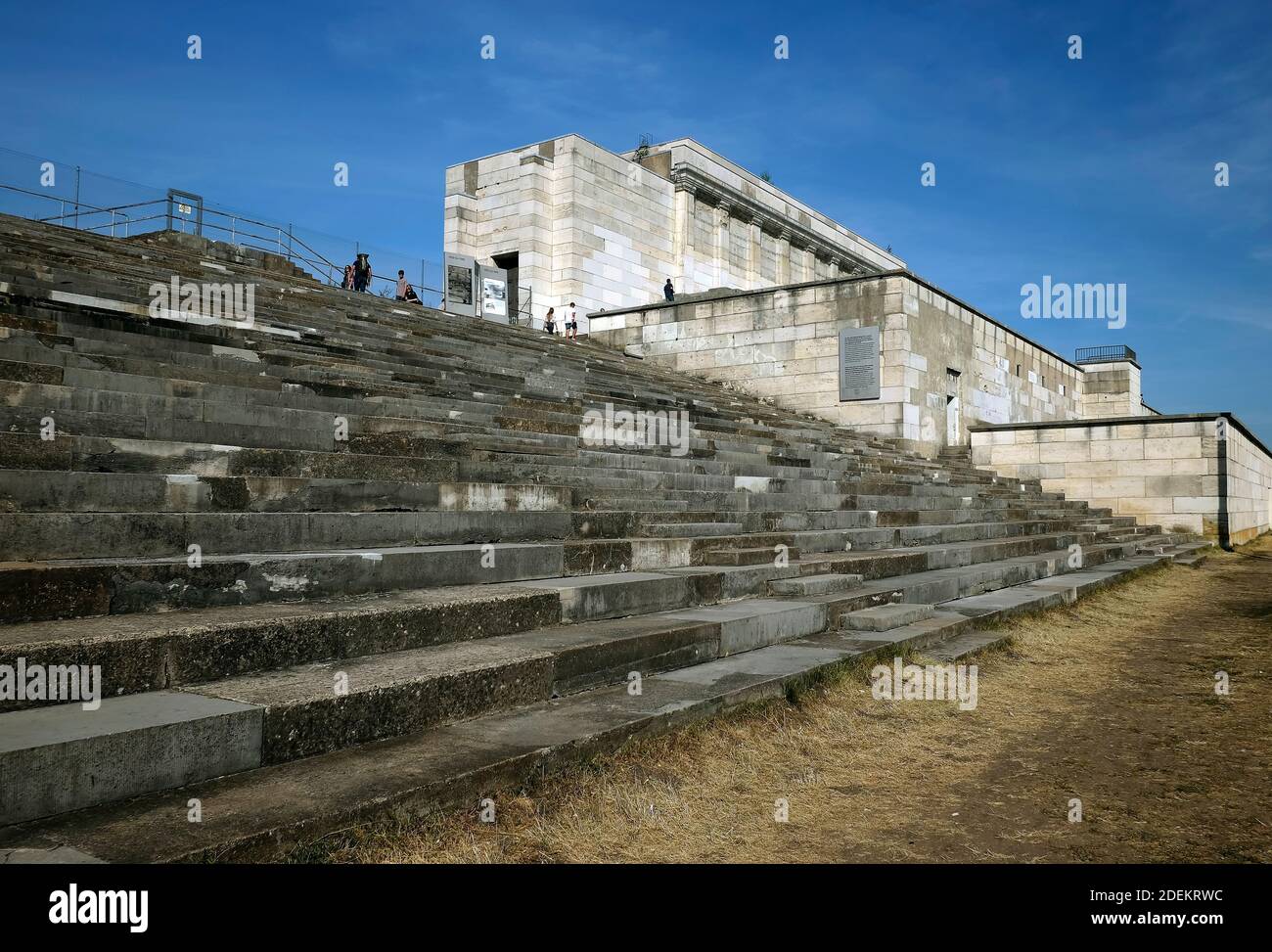 Vue de l'ancienne Tribune principale défunte à gauche de l'ancien terrain de rassemblement du Parti nazi appelé Zeppelin Field. Banque D'Images