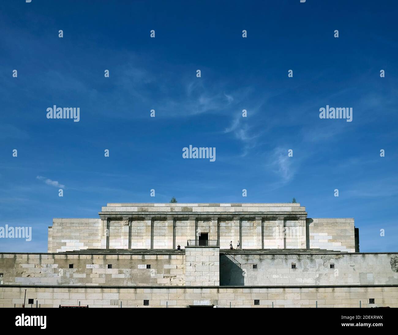 Vue de la défunte tribune principale de l'ancien lieu de rassemblement du parti nazi vers le champ de Zeppelin. Banque D'Images