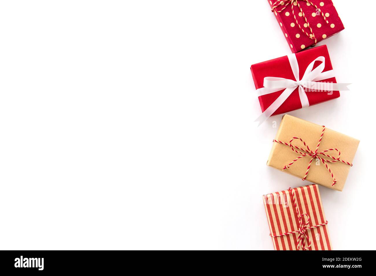 Lot de boîtes-cadeaux de Noël et du nouvel an sur fond blanc, motif de bordure créatif avec espace de copie sur la gauche Banque D'Images