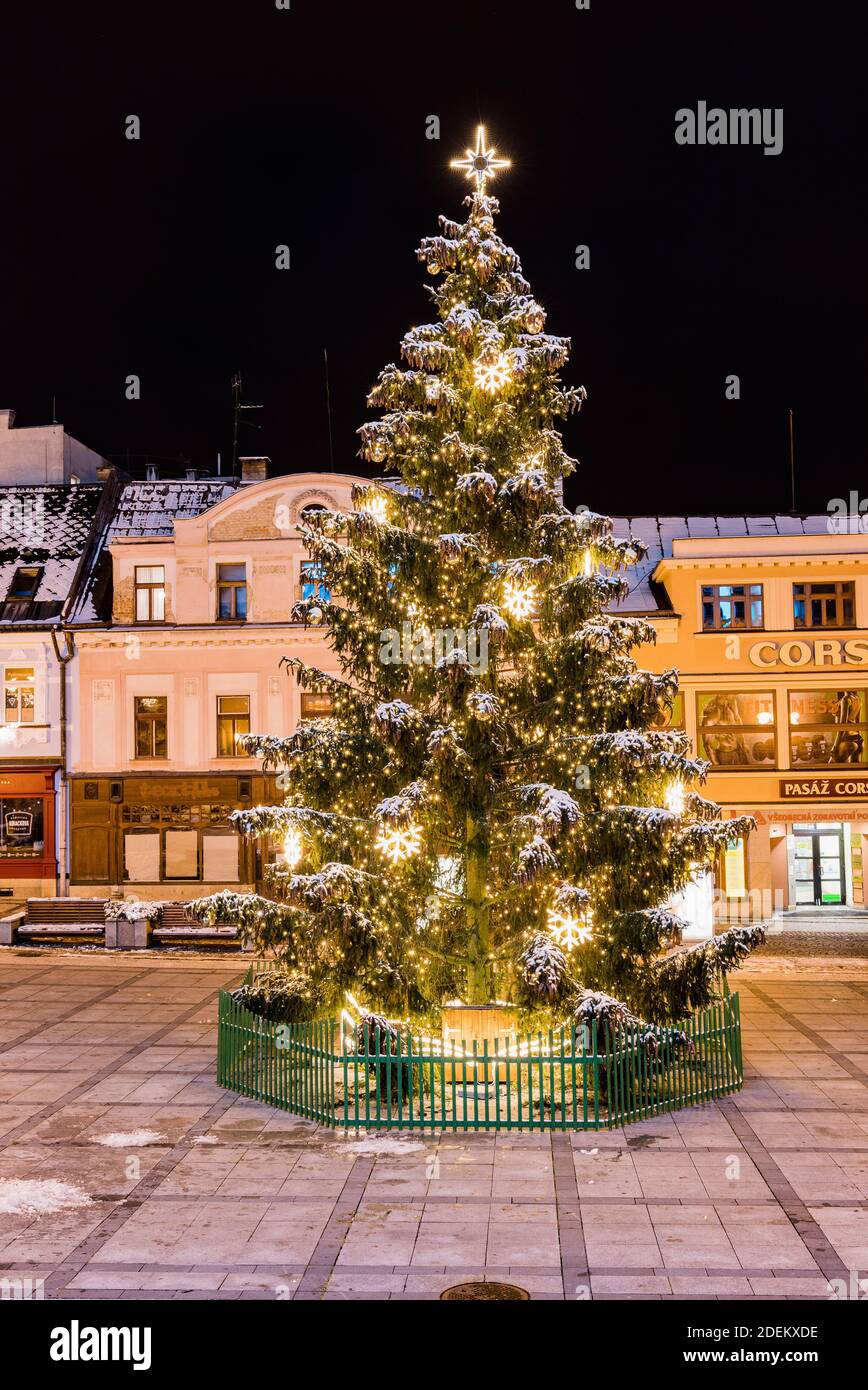 JABLONEC NAD NISOU, RÉPUBLIQUE TCHÈQUE - 30 NOVEMBRE 2020. Marchés de Noël à Jablonec, arbre de Noël illuminé. République tchèque Banque D'Images