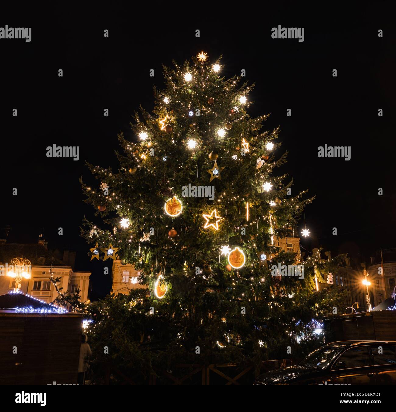 LIBEREC, RÉPUBLIQUE TCHÈQUE - 30 NOVEMBRE 2020. Marchés de Noël à Liberec, arbre de Noël illuminé en 2020. République tchèque Banque D'Images