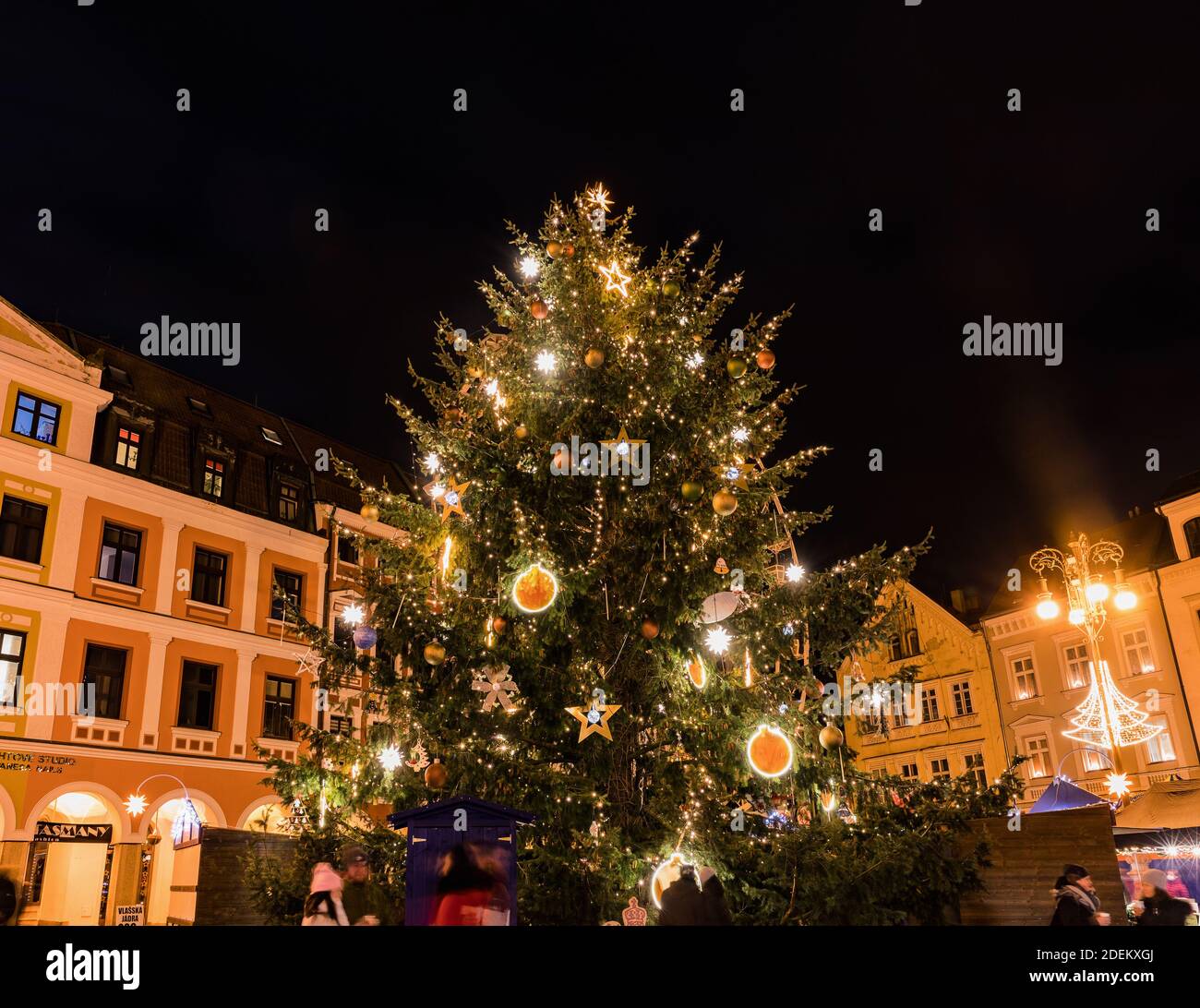 LIBEREC, RÉPUBLIQUE TCHÈQUE - 30 NOVEMBRE 2020. Marchés de Noël à Liberec, arbre de Noël illuminé en 2020. République tchèque Banque D'Images