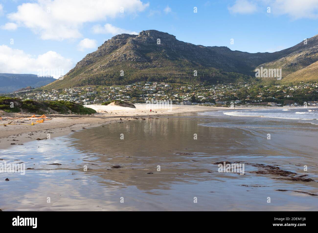 Hout Bay, Cape Town, Afrique du Sud paysage et vue sur la montagne et les maisons depuis la plage en hiver Banque D'Images