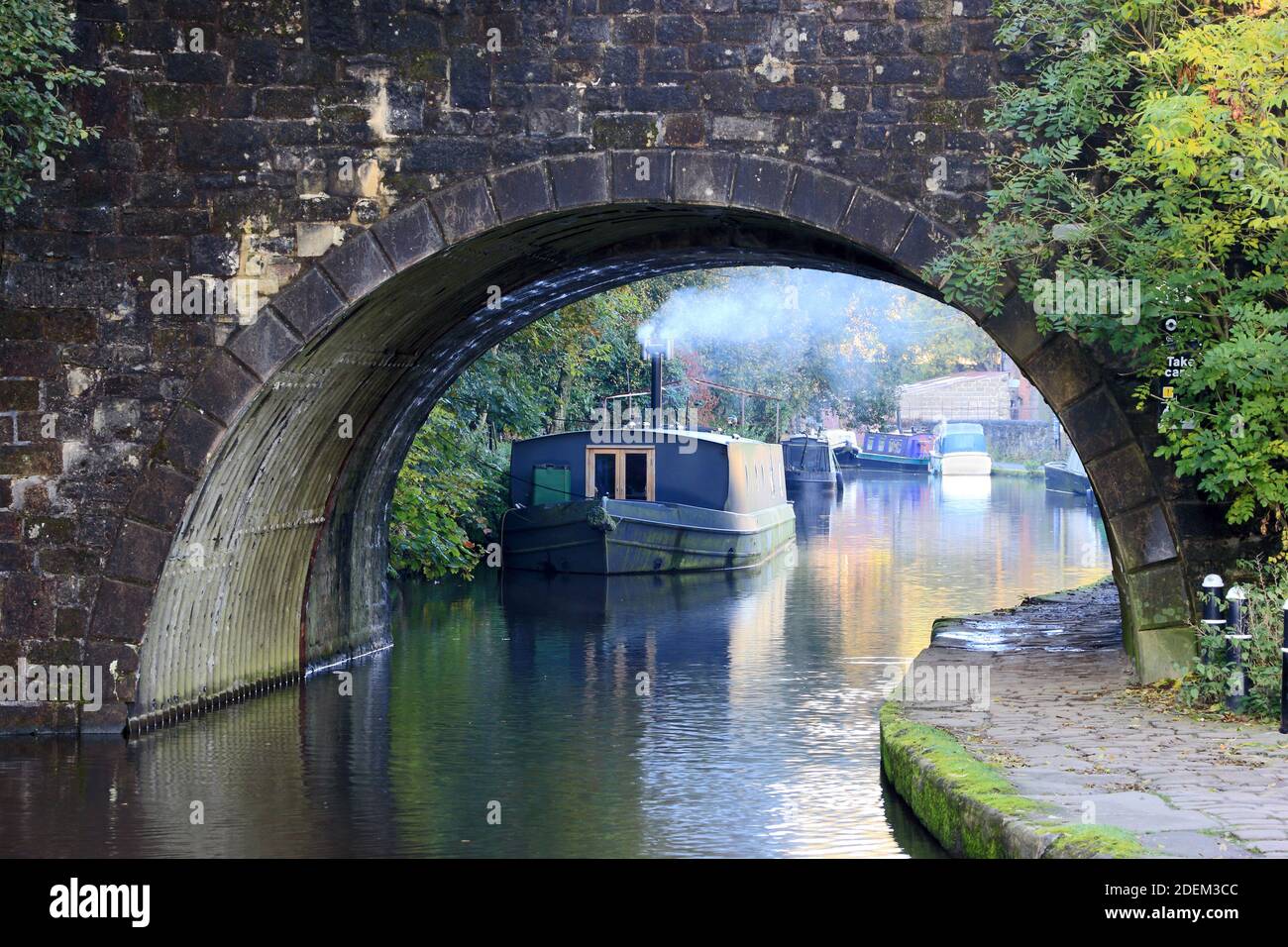 Bateau à faisceau large sur le canal Rochdale, pont Hebden Banque D'Images