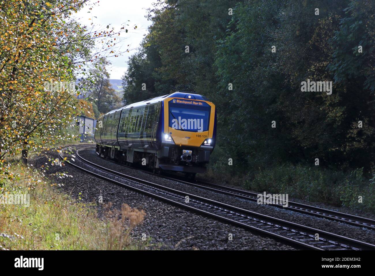 Train de voyageurs Northern Rail sur la voie de chemin de fer trans-pennine de Leeds Direction Manchester et Blackpool Banque D'Images