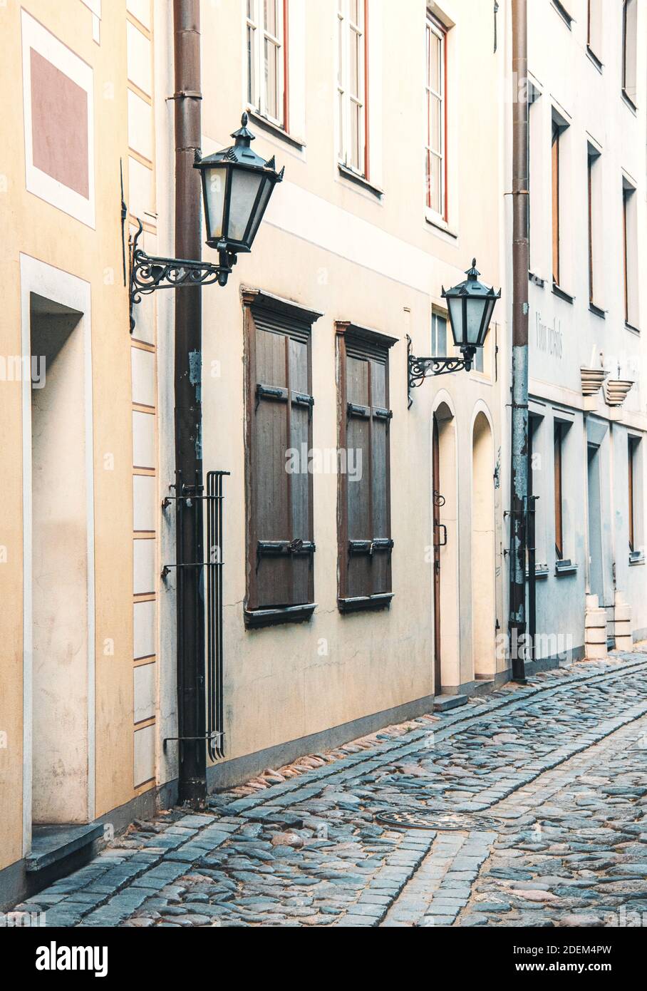 Rue étroite, dans la vieille ville de Riga, Lettonie Banque D'Images