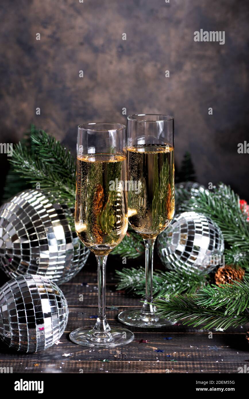 Coupe De Champagne Sur Fond Sombre Fete Du Nouvel An Ou D Anniversaire Avec Un Miroir Disco Boules Photo Stock Alamy Coupe De Champagne Sur Fond Sombre Fete Du Nouvel An Ou D Anniversaire Avec Un Miroir Disco Boules Photo Stock Alamy