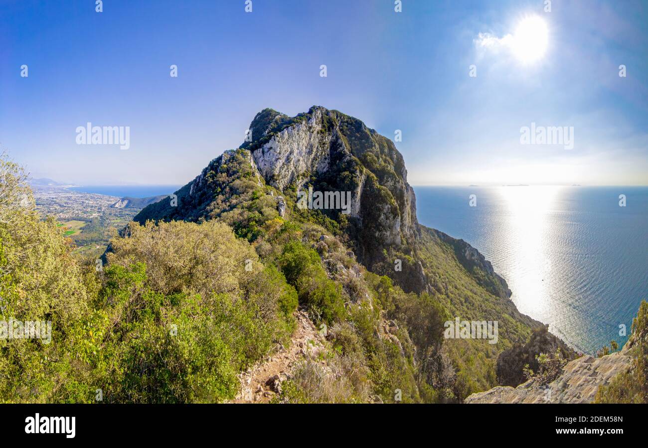 Mont Circeo (Latina, Italie) - la célèbre montagne sur la mer de Tirreno, dans la province de Latina, très populaire auprès des randonneurs pour son beau paysage Banque D'Images
