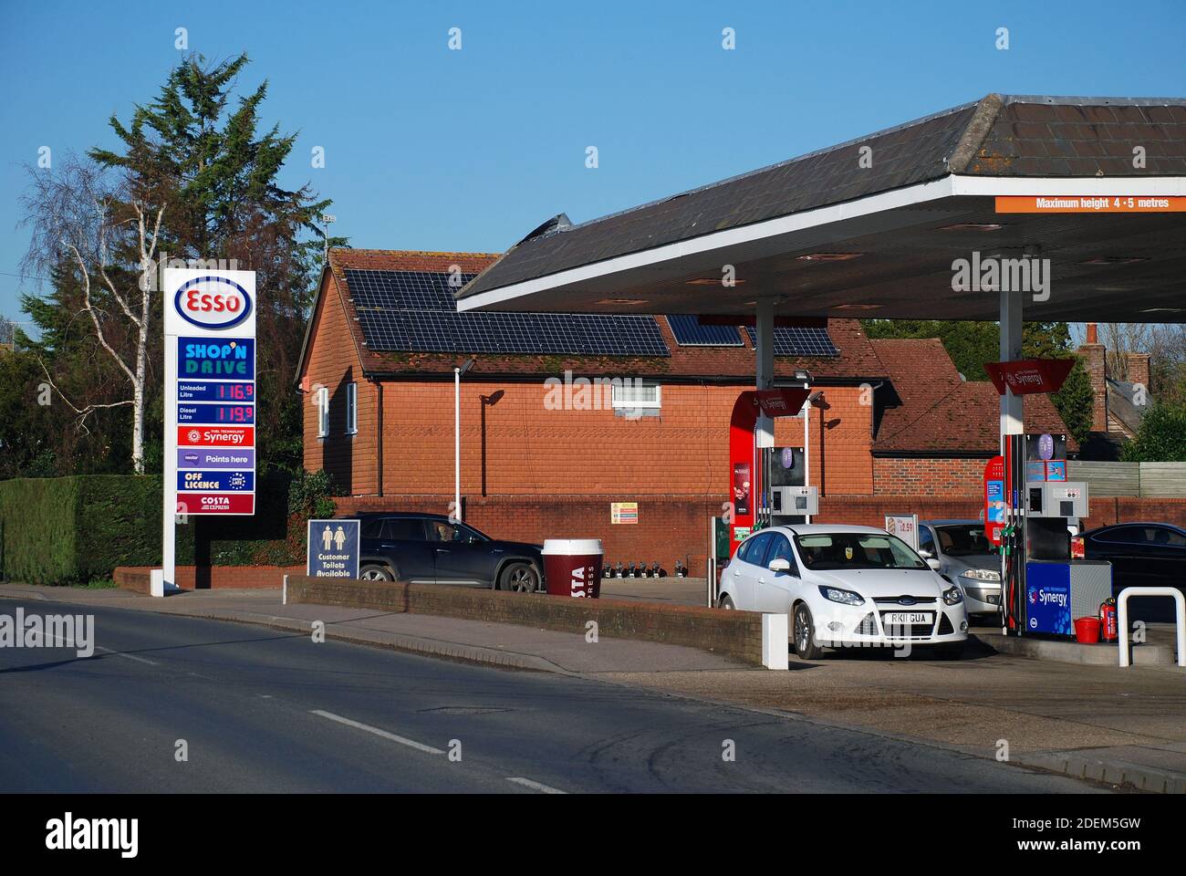 Une station de remplissage d'essence Esso à Tenterden, dans le Kent, en Angleterre, le 28 novembre 2020. Banque D'Images