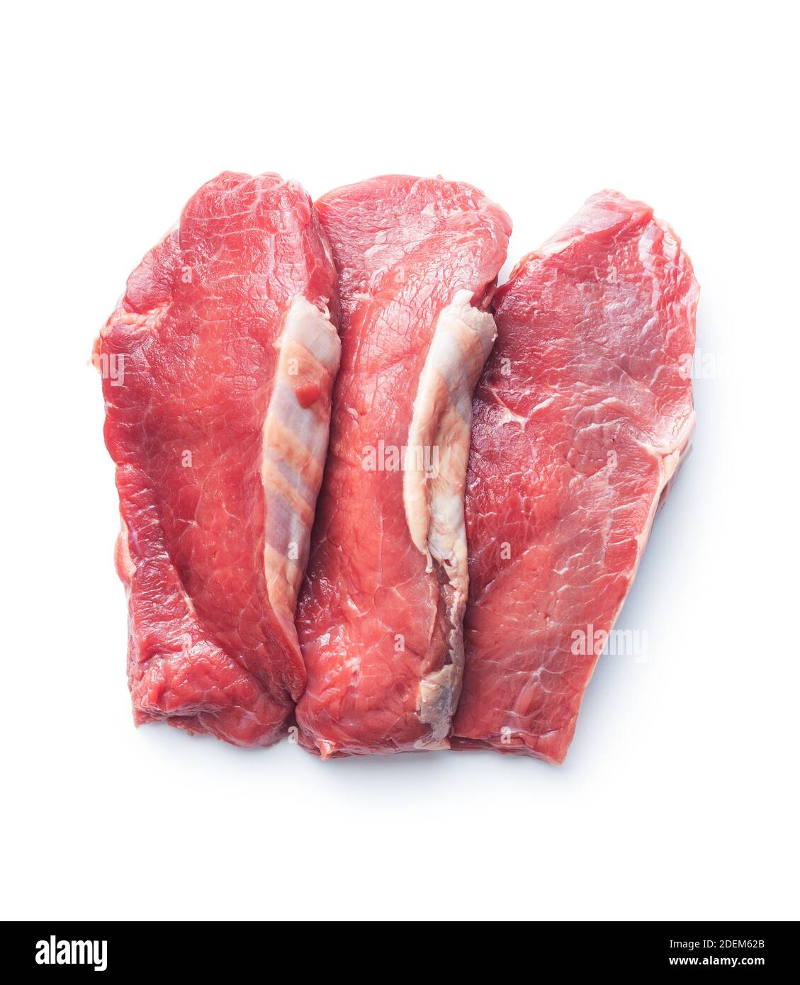 Tranches de steak de striploine brut isolé sur fond blanc. Vue de dessus. Banque D'Images