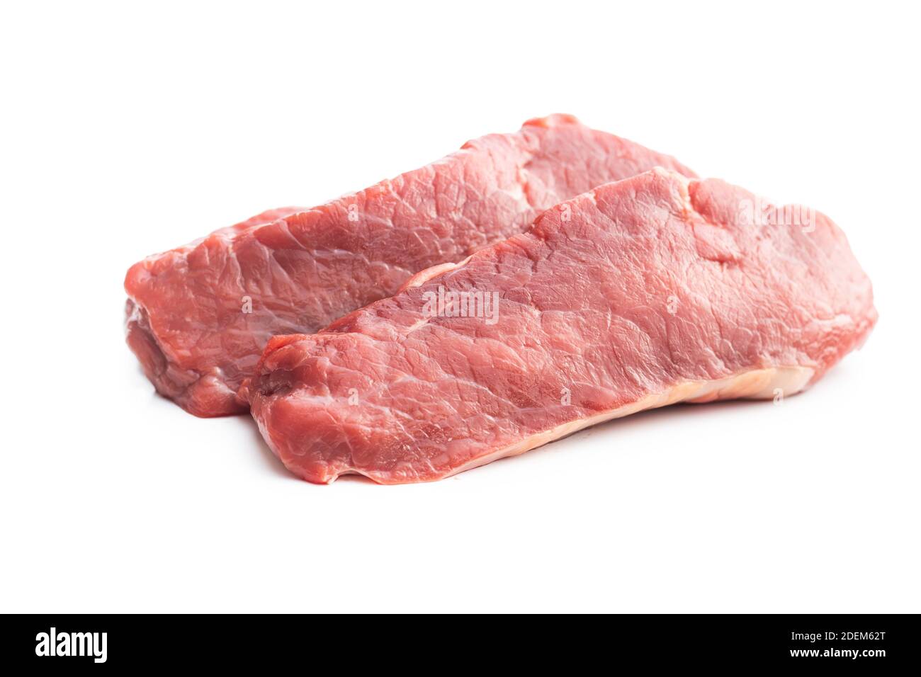 Tranches de steak de striploine brut isolé sur fond blanc. Banque D'Images