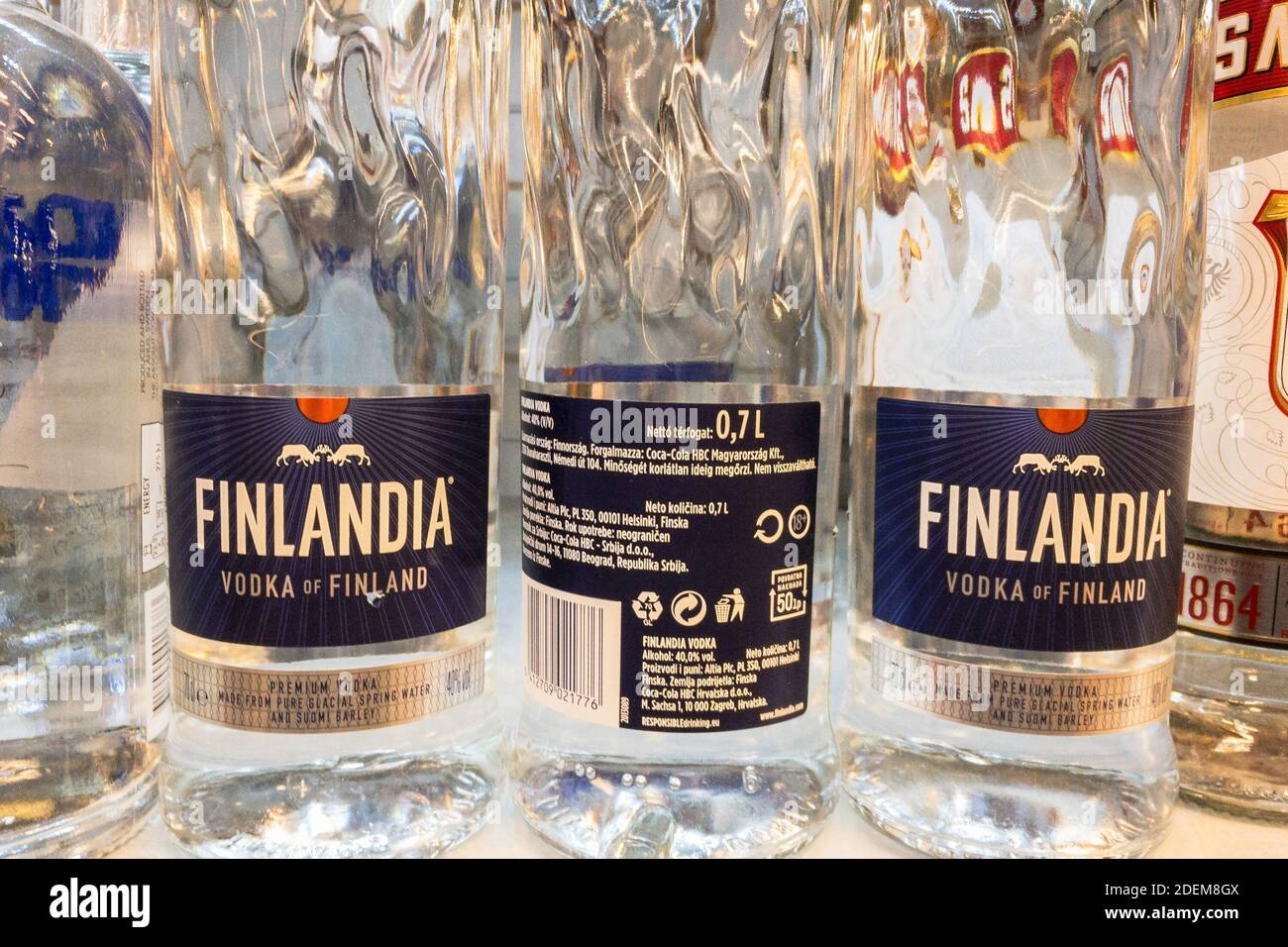 BELGRADE, SERBIE - 1 NOVEMBRE 2020 : logo Finlandia Vodka sur certaines bouteilles à vendre. Finlandia une marque de Vodka finlandaise produite par la société Brown forman Banque D'Images