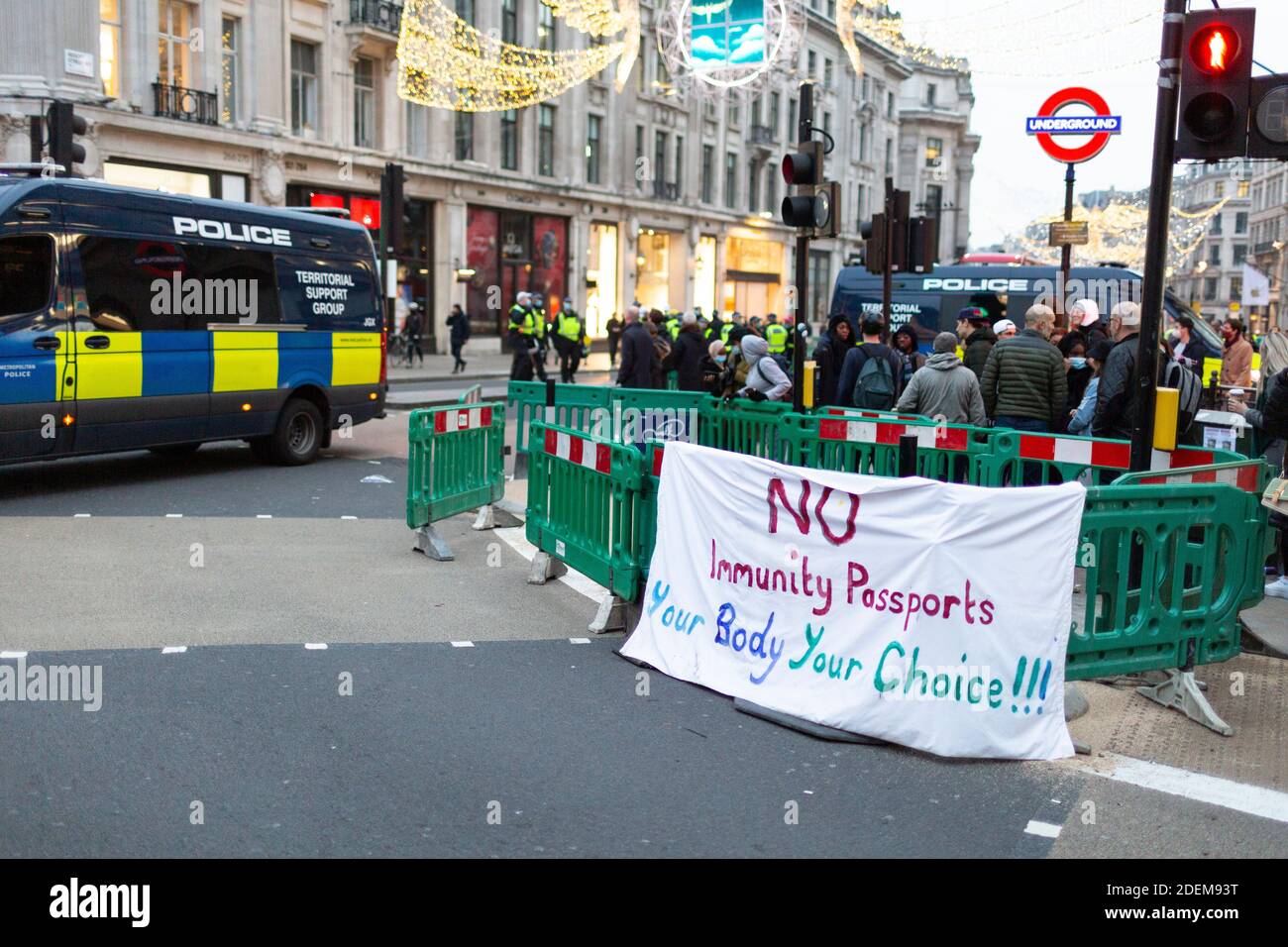 Manifestation anti-verrouillage, Londres, 28 novembre 2020. Une bannière de protestation accrochée à Oxford Circus. Banque D'Images