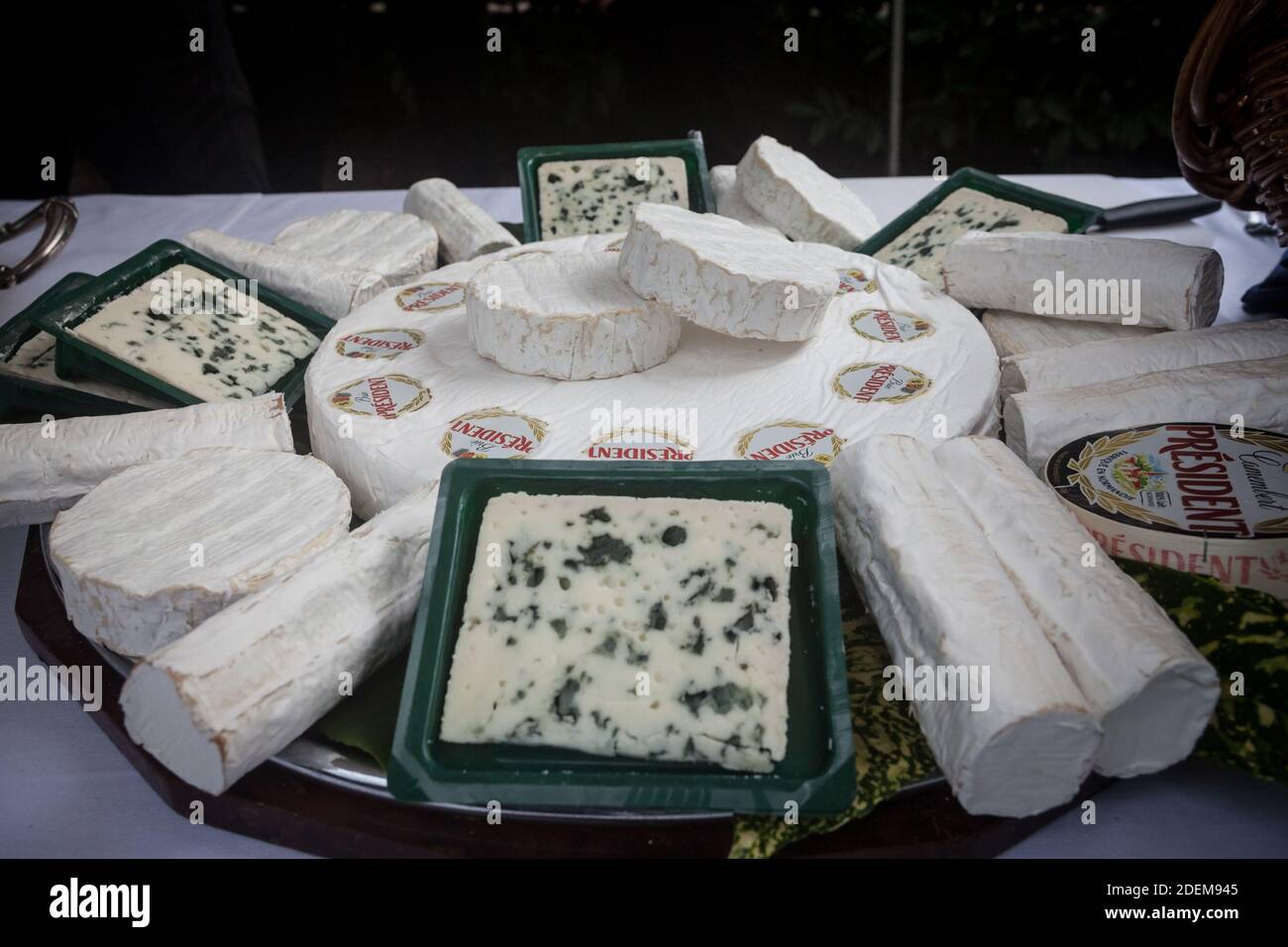 BELGRADE, SERBIE - 12 JUILLET 2019 : le président Roquefort et Brie sont entourés d'autres marques françaises de fromages de la marque. Le président est un laiterie Banque D'Images